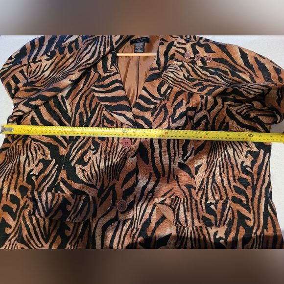 Silk Land Womans blazer. Outer made from 100% silk. Size 2X. - Picture 4 of 5